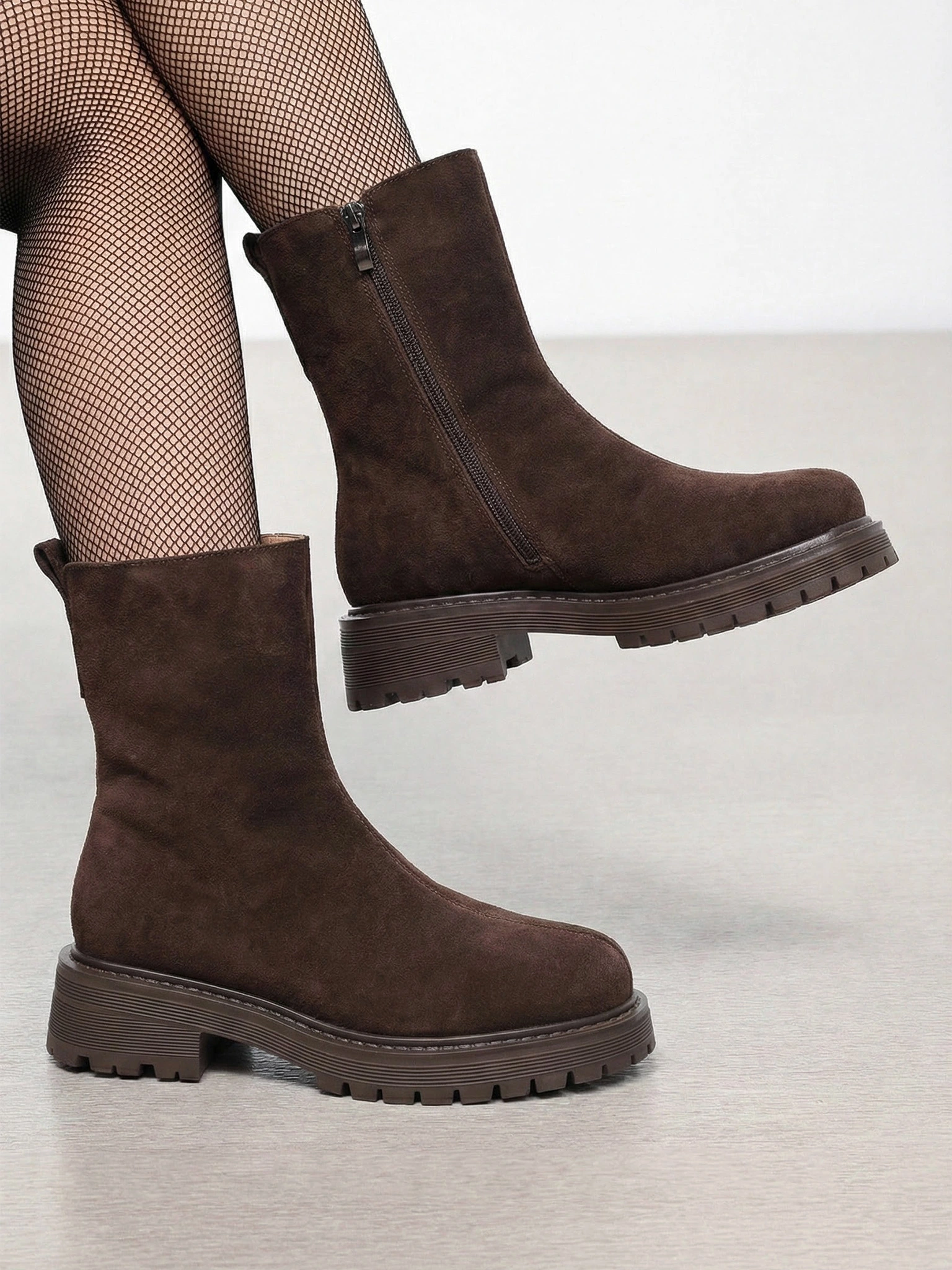 Ботинки темно-коричневого цвета из рельефной подошве